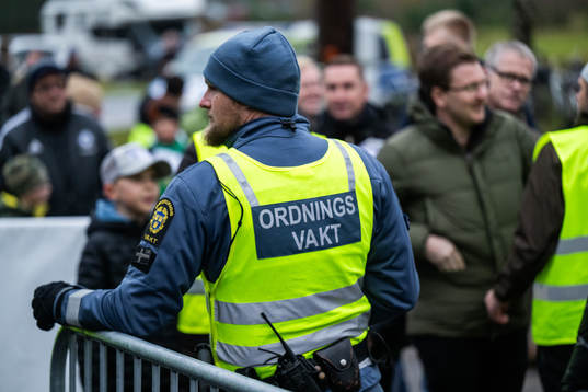 En ordningsvakt vid en entré