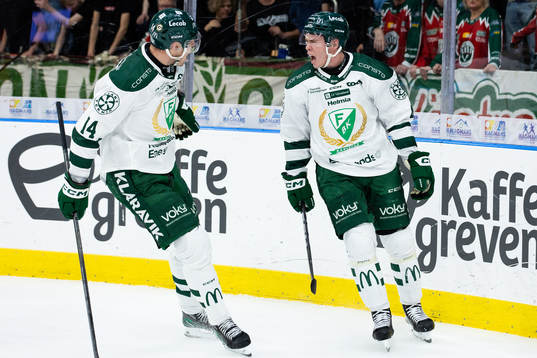 Färjestads Oscar Lawner jublar