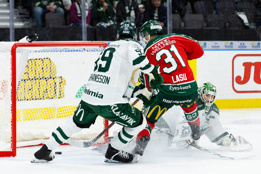 Frölundas Nicklas Lasu gör 1-0 på Färjestads målvakt