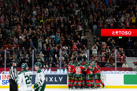 Frölundas Nicklas Lasu jublar med lagkamrater