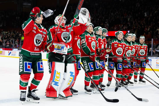 Frölundas Max Friberg och målvakt Lars Johansson jublar