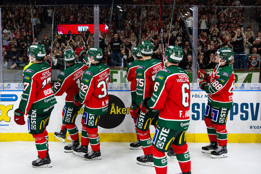 Frölundas spelare jublar och tackar publiken