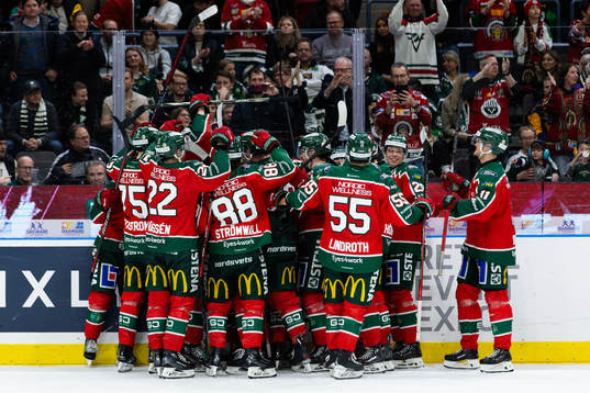Frölundas Nicklas Lasu jublar med lagkamrater