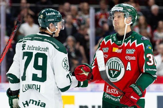 Färjestads Patrik Lundh och Frölundas Nicklas Lasu tackar