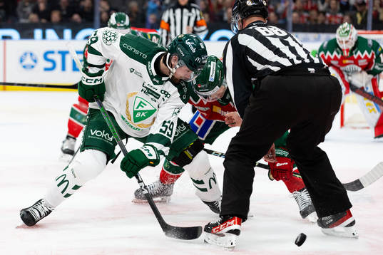 Färjestads Linus Johansson tekar mot Frölundas Nicklas