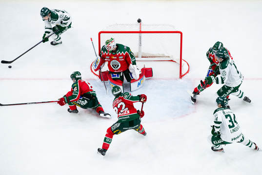 Färjestads Joel Nyström med pucken bakom Frölundas