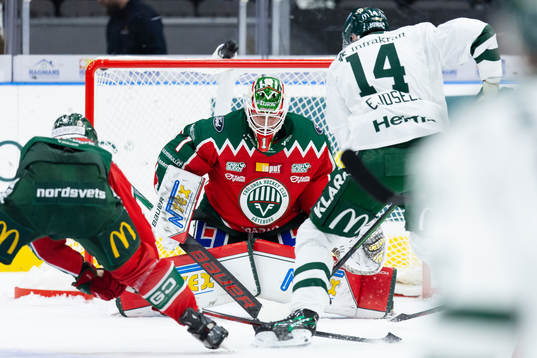 Frölundas målvakt Lars Johansson mot Färjestads Victor