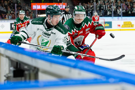 Färjestads Oscar Lawner och Frölundas Carl Klingberg