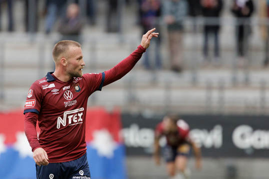 Örgrytes Nicklas Bärkroth tackar publiken