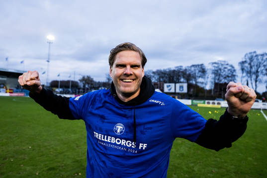 Trelleborgs tränare Joakim Felldin jublar