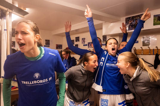 Trelleborgs målvakt Somea Polozen och Alice Egnér jublar