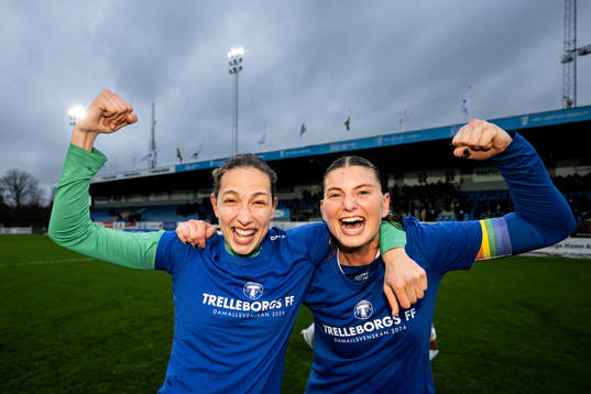 Trelleborgs målvakt Somea Polozen och Saga Ollerstam jublar