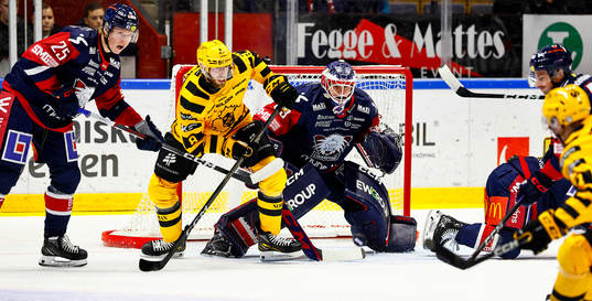 Linköpings Filip Bystedt , målvakt Marcus Högberg och