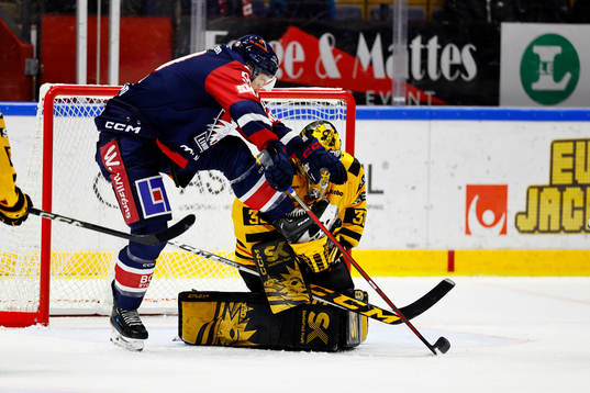 Linköpings Lance Bouma fastnar i Skellefteås målvakt