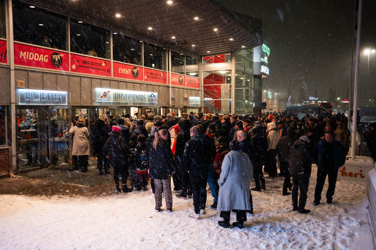 Supportrar utanför Coop Norrbotten arena