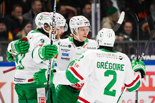 Rögles Michael Kapla jublar med lagkamrater