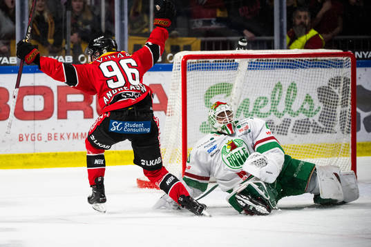Luleås Pontus Andreasson jublar och Rögles målvakt Petr