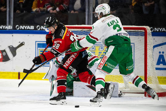 Luleås Olli Nikupeteri och Rögles Michael Kapla