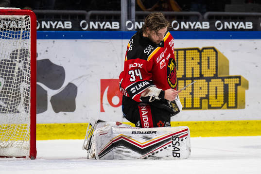 Luleås målvakt Joel Lassinantti med skridskoskena i handen