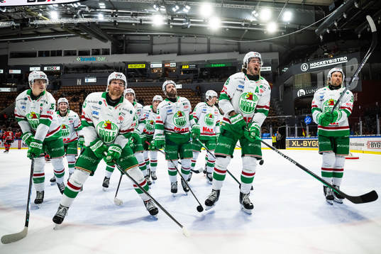 Rögles spelare jublar