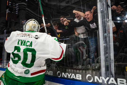 Rögles målvakt Petr Kvaca jublar och tackar supportrar