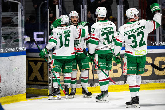Rögles Valtteri Viljanen, Brady Ferguson och lagkamrater
