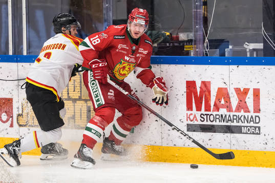 Brynäs IFs Anton Johannesson och Mora IKs Henrik Eriksson