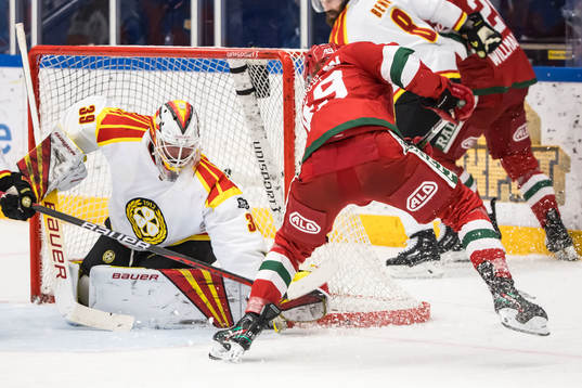 Brynäs IFs målvakt Anders Lindbäck och Mora IKs Noah