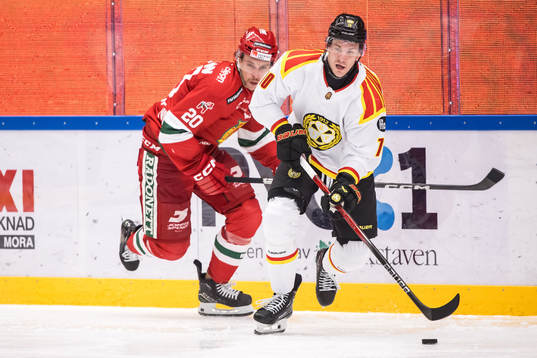 Mora IKs Gustav Willman-Borvik och Brynäs IFs Johan Larsson