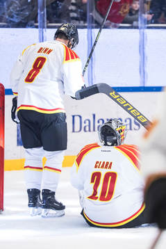 Brynäs Jordie Benn och Brynäs målvakt Damian Clara deppar