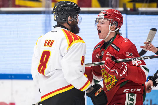 Brynäs IFs Jordie Benn och Mora IKs Noah Steen
