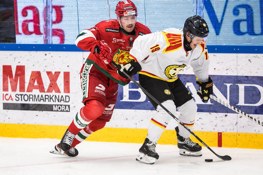 Mora IKs Andre Dahlqvist och Brynäs IFs Tyler Kelleher