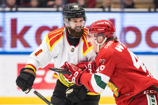 Brynäs IFs Jordie Benn och Mora IKs Noah Steen