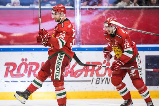 Mora IKs Markus Modigs jublar och Phillip Schultz