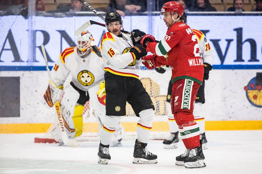 Brynäs IFs Simon Bertilsson och Mora IKs Gustav