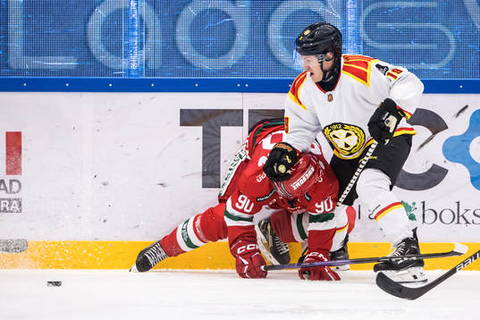 Mora IKs Daniel Ljunggren och Brynäs IFs Tyler Kelleher