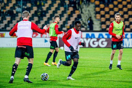 Brommapojkarna värmer innan fotbollsmatchen i Allsvenskan