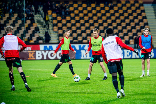 Brommapojkarna värmer innan fotbollsmatchen i Allsvenskan