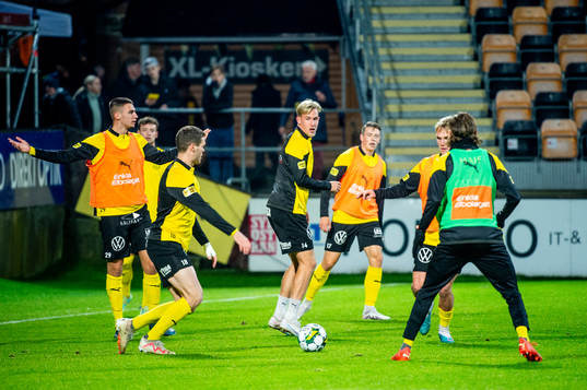 Mjällby värmer innan fotbollsmatchen i Allsvenskan mellan