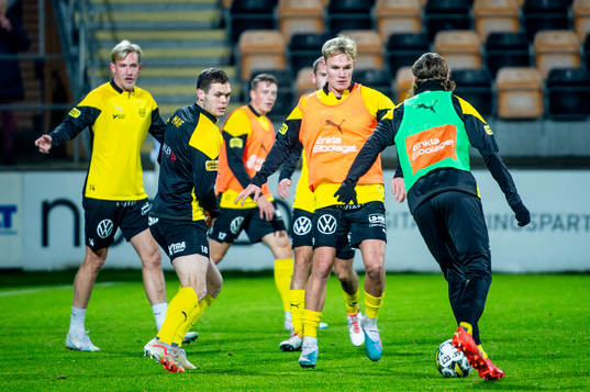 Mjällby värmer innan fotbollsmatchen i Allsvenskan mellan