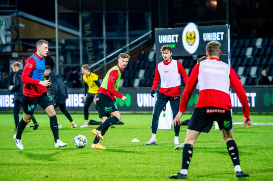 Brommapojkarna värmer innan fotbollsmatchen i Allsvenskan