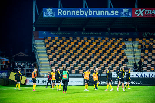 Mjällby värmer innan fotbollsmatchen i Allsvenskan mellan