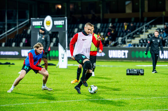 Brommapojkarna värmer innan fotbollsmatchen i Allsvenskan