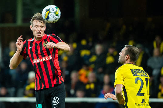 Brommapojkarnas Rebin Sulaka och Mjällbys Adam Petersson
