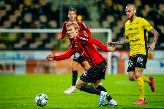 Brommapojkarnas Alexander Jensen mot Mjällbys Adam Ståhl