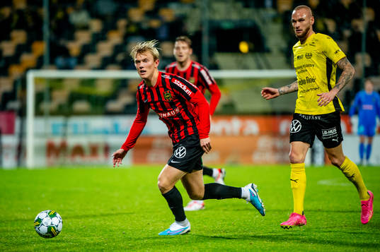 Brommapojkarnas Alexander Jensen mot Mjällbys Adam Ståhl