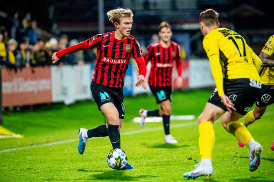 Brommapojkarnas Alexander Jensen mot Mjällbys Elliot Stroud