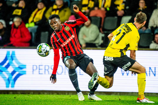 Brommapojkarnas Zeidane Inoussa mot Mjällbys Adam Petersson