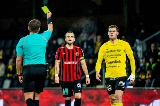Mjällbys Jacob Bergström får gult kort av domare Joakim