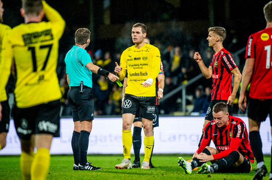 Mjällbys Jacob Bergström får gult kort av domare Joakim